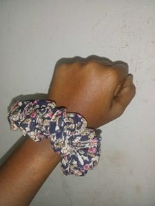 Floral Print Scrunchie(Large )