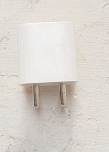 APPLE NEW AND ORIGINAL 20 WATT MOBILE ADAPTER
