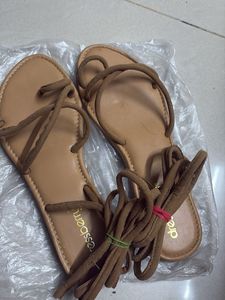 Dreesberry Toe-Loop Sandals