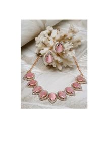 I’m selling a jewellery set … that is pink shade