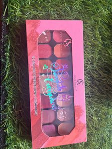 12 Colours Eyeshadow + 1 Highlight