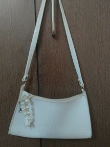 Selling fashionable bag .