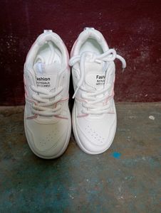 Women&#39;s White Sneakers 👟