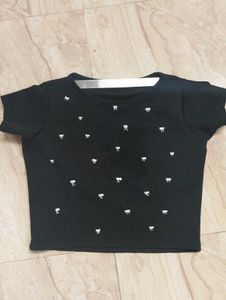 BOW EMBROIDERED BLACK TOP.