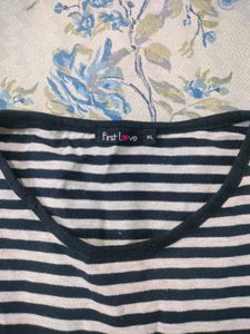 Black &amp; Grey Striped Full T-shirt🤍