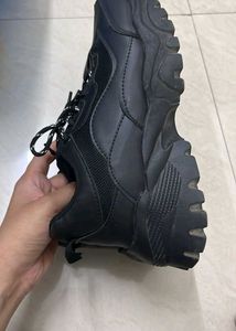 Stylish Black Sneakers - Unisex - Like New - With