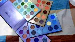 ''COLOUR BOARD'' Beauty Glazed ''EYE SHADOW PALLET