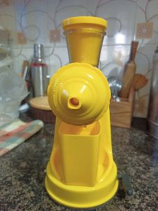 Portable Fruit and Vegetable Manual Hand Juicer