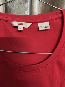 Levi&#39;s Red Graphic Print Women&#39;s T-Shirt
