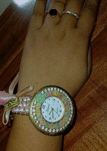 lnBeautiful Whomen Watch Good Condition Need Cell