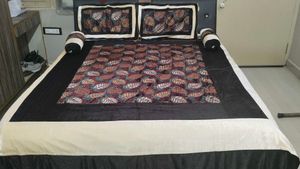 Beautiful 5 Piece Velvet Bedsheet With Pillow Cove