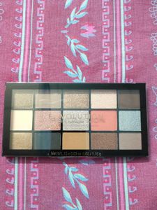 Makeup Revolution Eyeshadow Palette