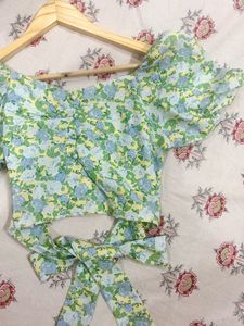 Floral Crop Top wit Knot On Back