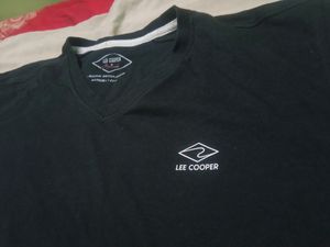 Black T Shirt Of Lee Cooper V Necked Men And Woman