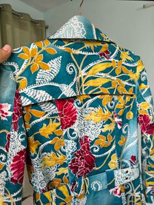 Beautiful Vintage Floral Printed Trench Coat.