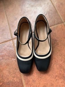 Allen Solly women black & peach block pumps