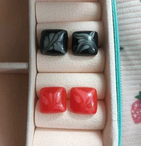 Set of 2 stud earrings