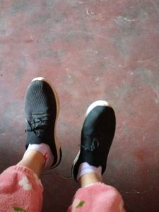 Black sports shoes for women