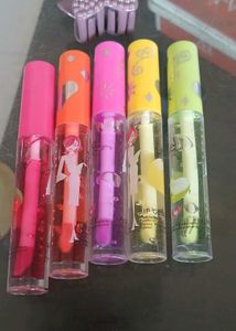 Set Of 5 Lipgloss And Hair Clip