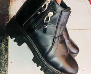 Black boots 🥾 1 time used only good condition