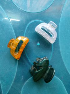A Pack Of 1 Comb, Banana Clip &amp; 3 Catch Clips