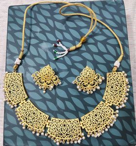 Matte Finish Gold-Tone Necklace &amp; Earring Set🆕✨💫