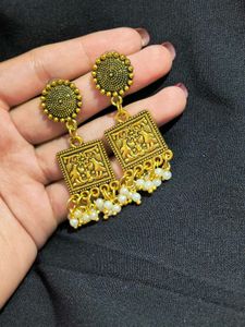 Vintage Style Gold Jhumka Earrings