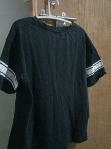 Black Graphic Print T-Shirt. size M