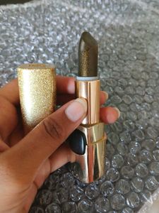 loreal paris  Metallic lipstick (noir star 632)