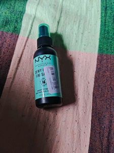 NYX Dewy Finish Setting Spray