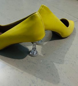 Yellowish Pointed Heels 👠