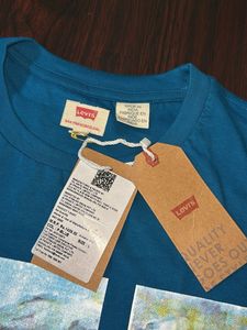 Levi&#39;s Holiday Mood Tee