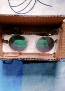 Black and Shiny Green Round Sunglasses For Mens