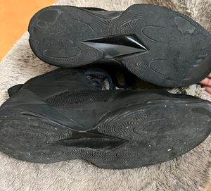 BASKETBALL SHOES