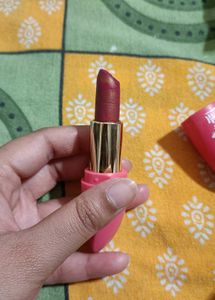 combo pack of lipstick, lip liner , lipgloss, liqu