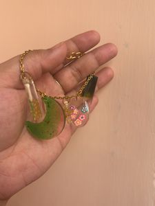 Five charms Resin bracelet