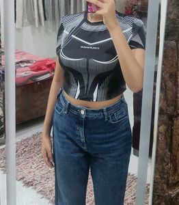 BLACK FITTED CROP TOP