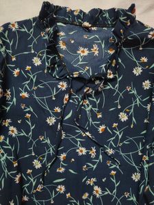 Navy blue floral printed top 💙