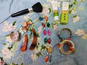 mala,2New Face Mask,Brush,Bracelet,NewPurse,Cluter