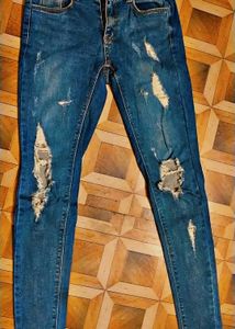 🎀 Distressed Jeans 👖