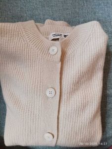 uniqlo beige light weight cardigan in perfect cond