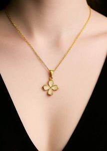 Elegant  Flower Pendant Necklace Monalisa Stone