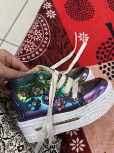 Stylish Kids&#39; High-Top Sneakers