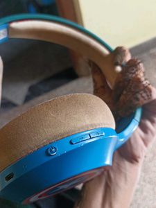 Captain America-themed wireless headphones