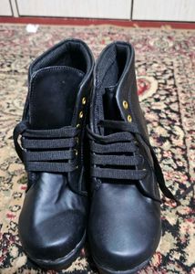BLACK LEATHER BOOTS!