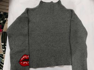 Gray knitted crop sweater with Lip patch
