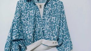 Abstract Teal &amp; White Crop Top