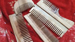 5 Wooden Combs