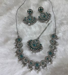 Unused Emerald Green Jewelry Set