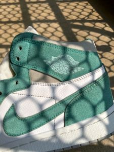 NIKE JORDANS HIGH TOP Almost New